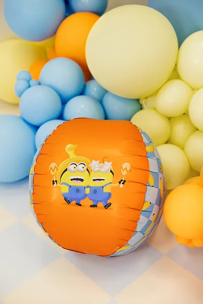 Balon foliowy Minionki Kula Z HELEM - obrazek 2